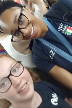 La schiacciatrice della Nazionale Loveth Omoruyi con una giovanissima atleta di Ad Astra