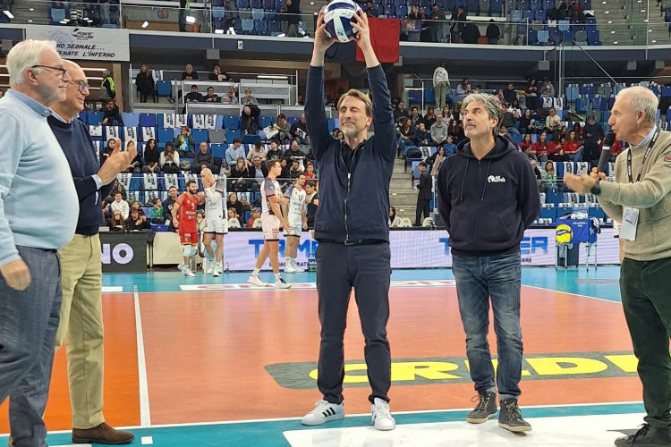 Allianz Cloud: un momento della premiazione di Ad Astra per l'impegno nel sitting volley